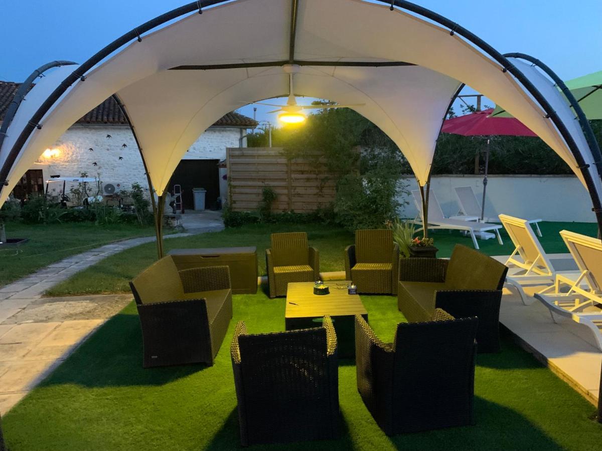 Le Jardin Des Hirondelles Acomodação com café da manhã Blanzaguet-Saint-Cybard Exterior foto